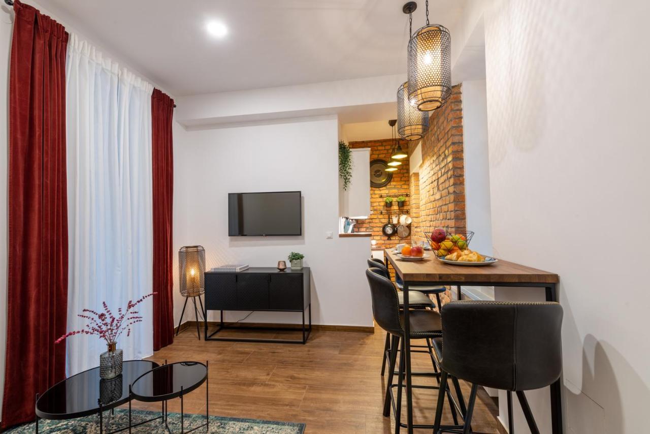 Apartment Brickwall *