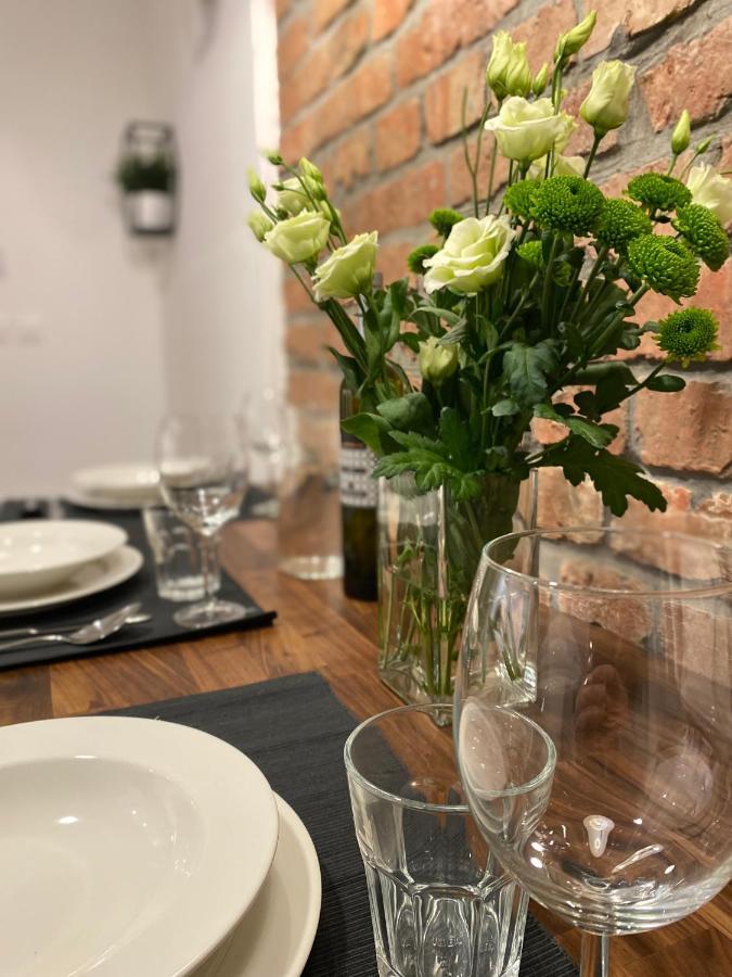 Brickwall Apartment *